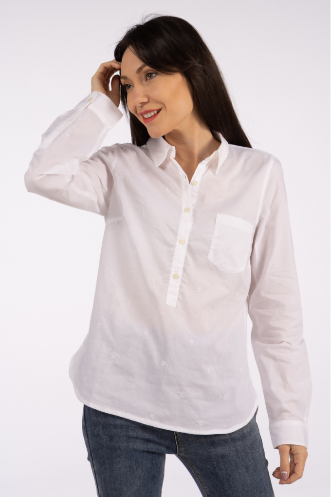Дамска блуза в бяло с нежни бродирани цветчета и пет копчета