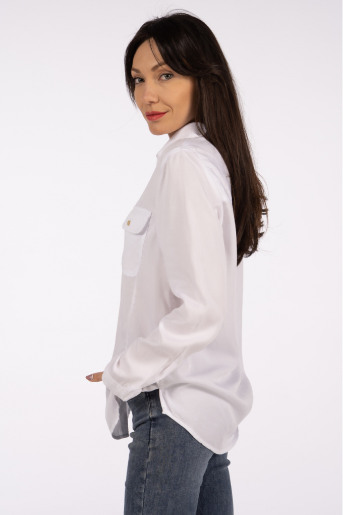 Дамска риза от вискоза в бяло с два джоба