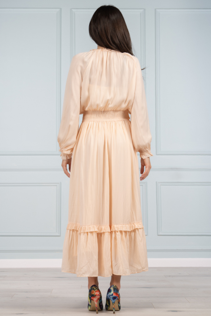 Дълга ефирна рокля в прасковен цвят със широк ластик на талията