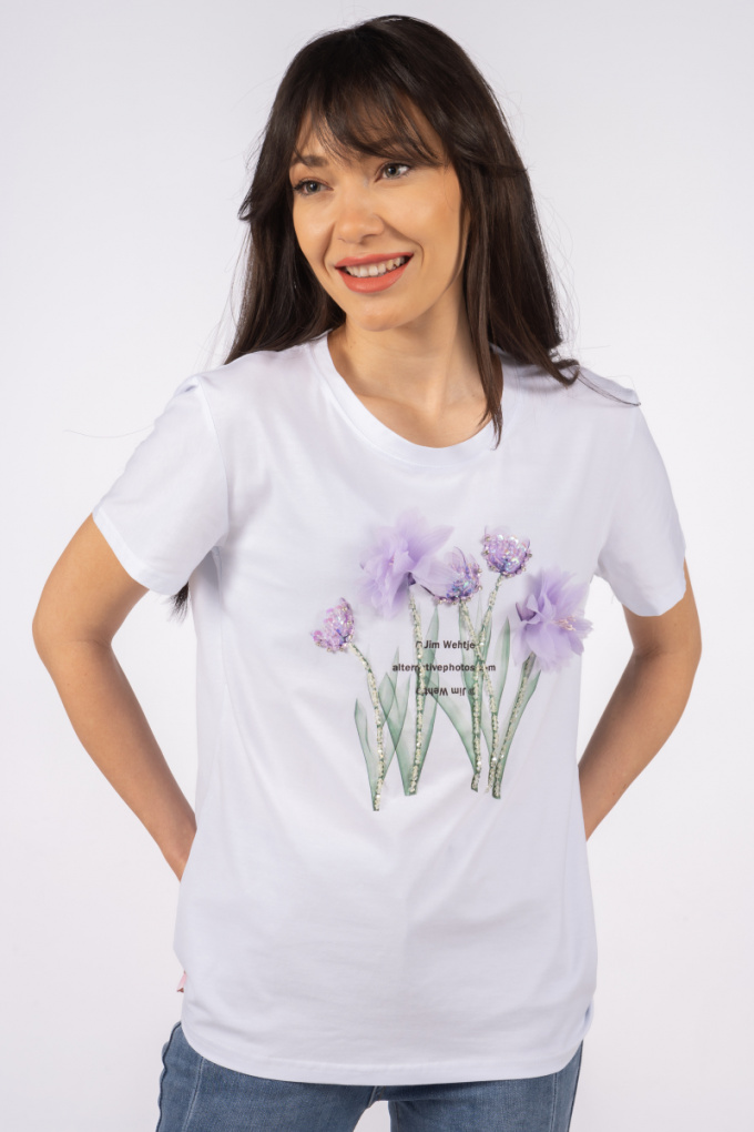 Дамска блуза в бяло с 3д цветя от лилав тюл и пайети