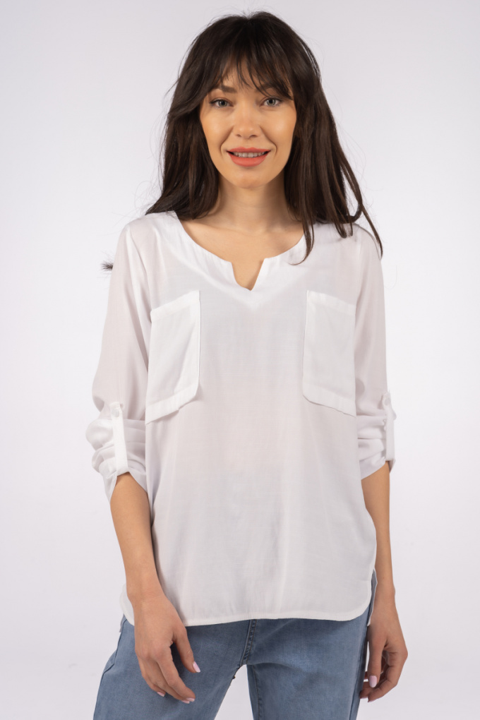 Дамска блуза от вискоза в бяло с джобове отпред