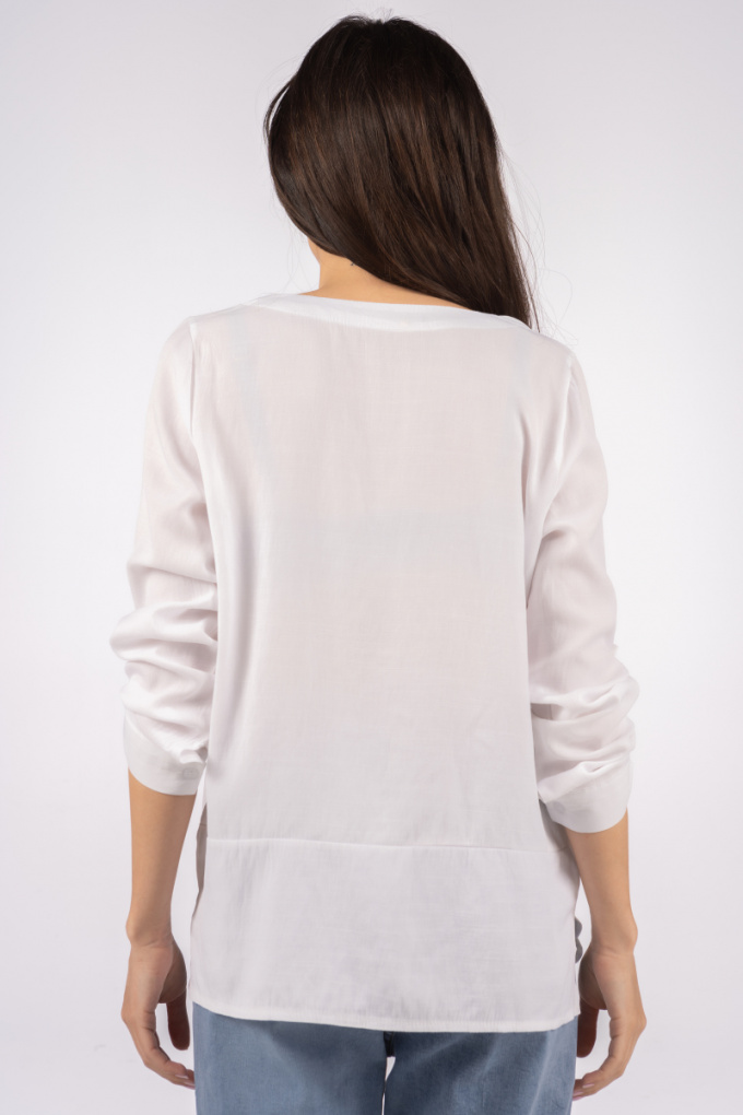 Дамска блуза от вискоза в бяло с джобове отпред