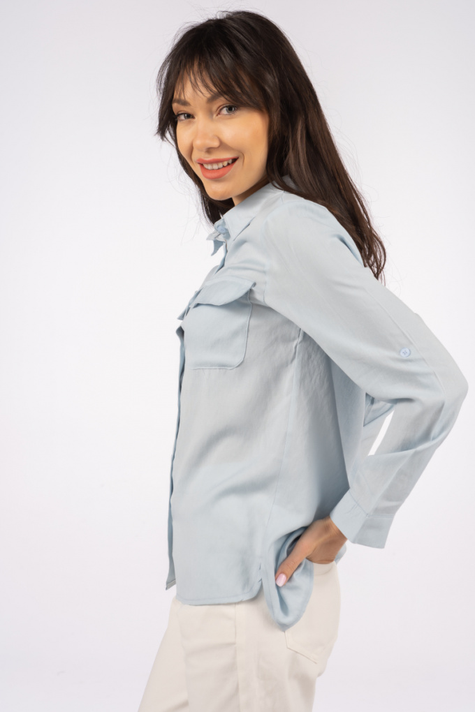 Дамска ефирна риза в небесно синьо с навиващ се ръкав и джобове