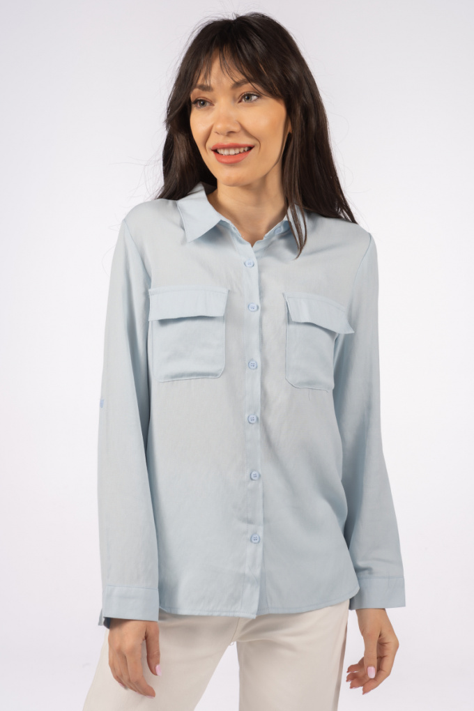 Дамска ефирна риза в небесно синьо с навиващ се ръкав и джобове