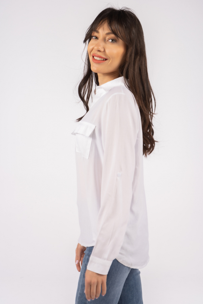 Дамска ефирна блуза в бяло с джобове отпред
