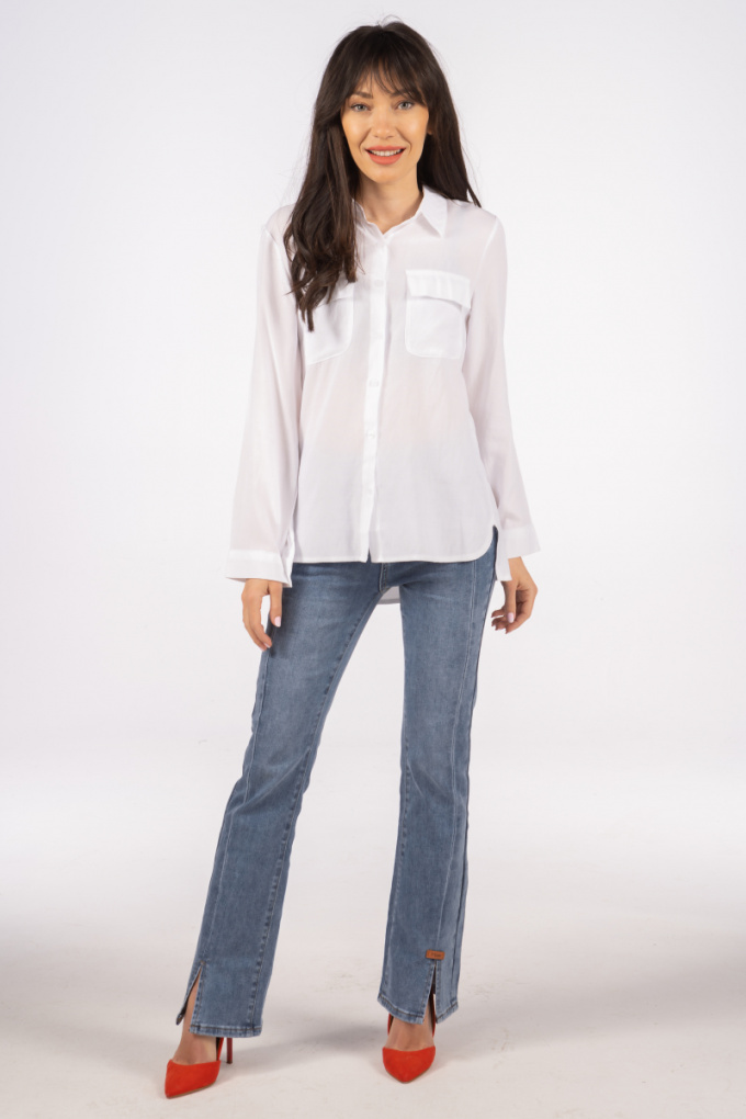Дамска ефирна риза в бяло с навиващ се ръкав и джобове