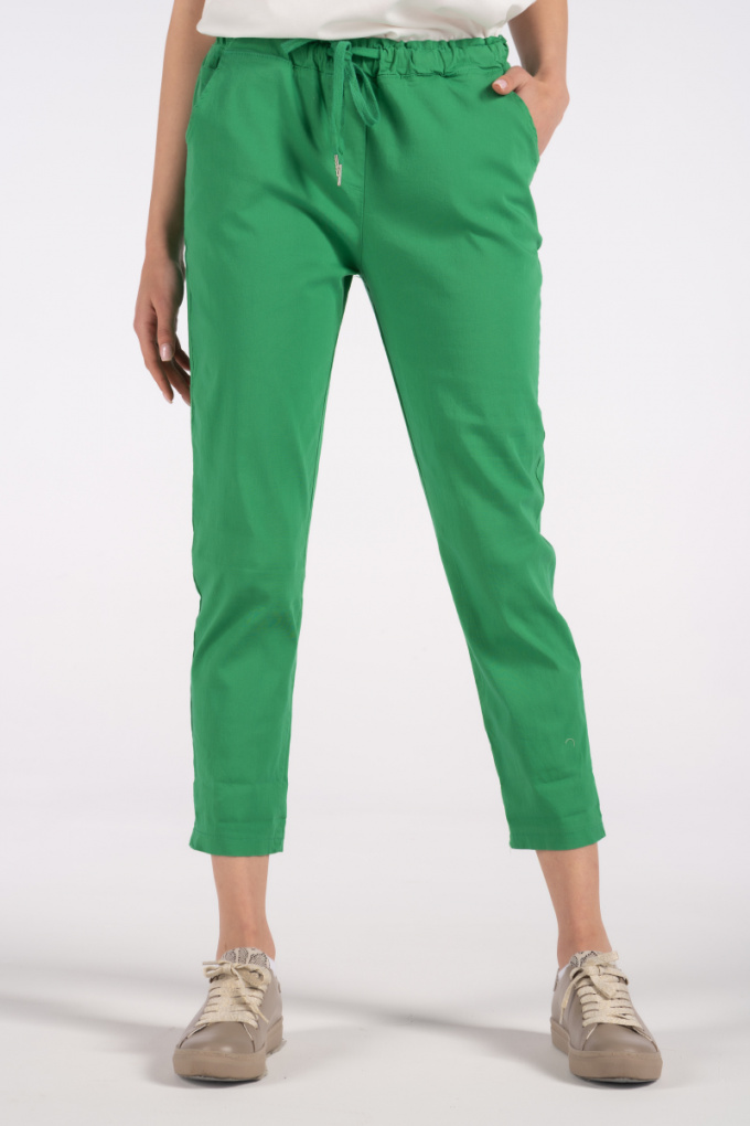 Дамски спортен панталон от памук в зелено с връзка и ластик на талията