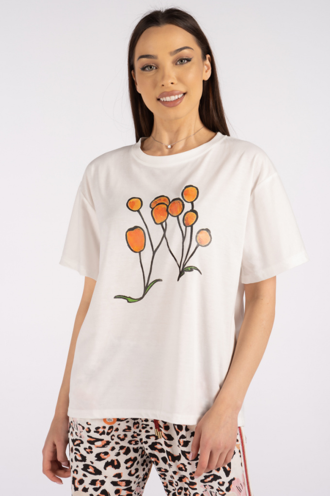 Дамска тениска в бяло с щампа абстрактни оранжеви цветя