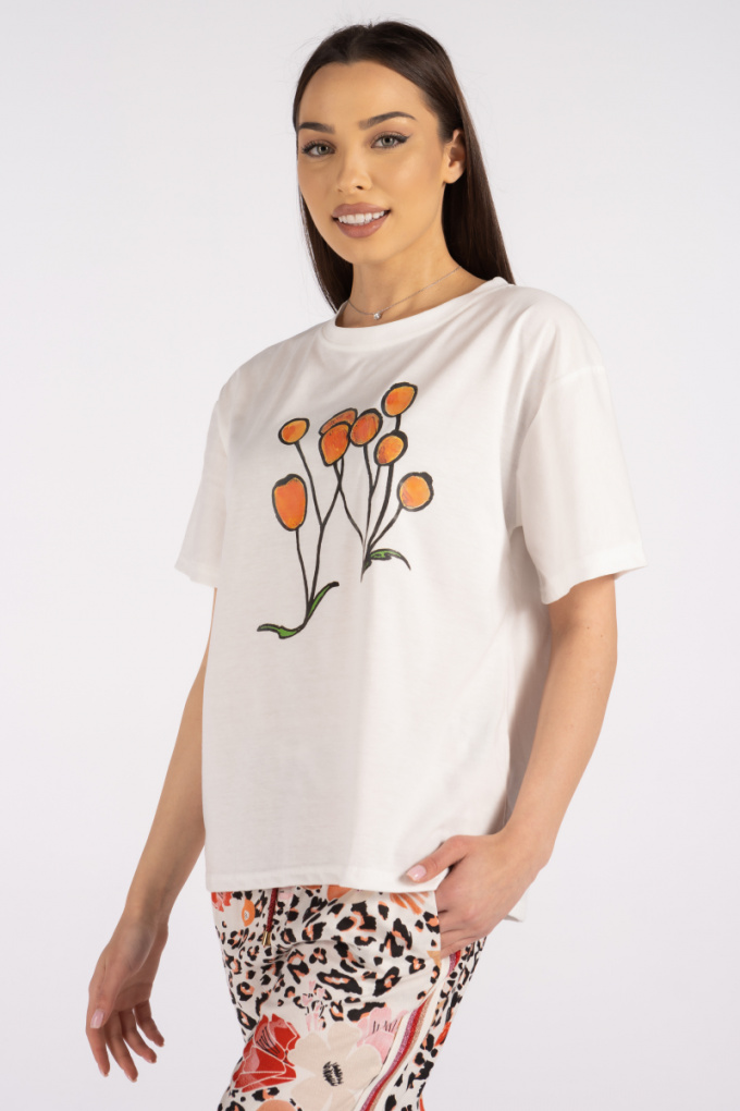 Дамска тениска в бяло с щампа абстрактни оранжеви цветя