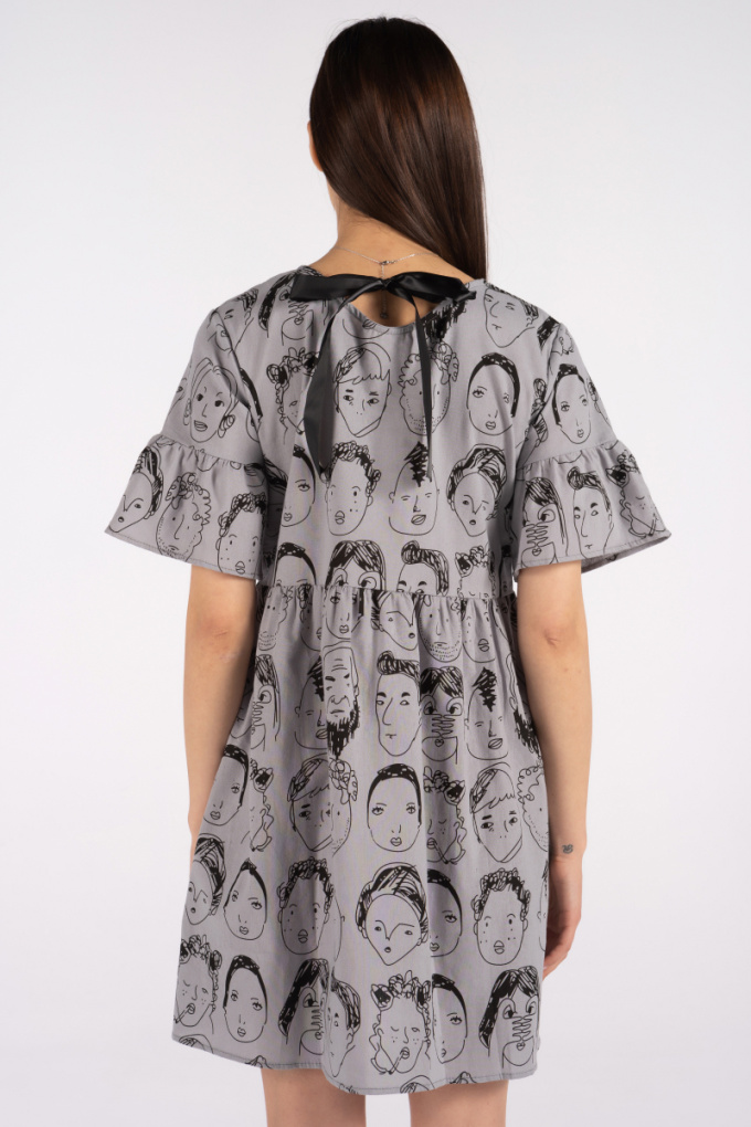 Свободна къса рокля в сиво с графичен десен лица с връзка на гърба