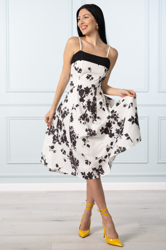 Къса рокля в бяло с тънки презрамки и принт черни цветя