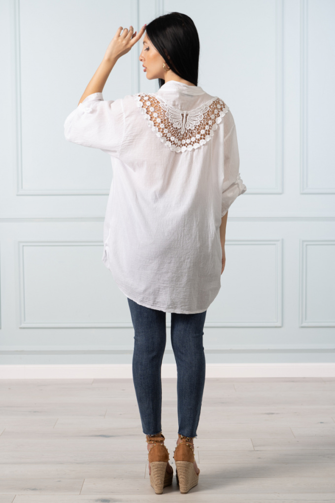 Дамска риза от фин памук в бяло с рязана бродерия на гърба