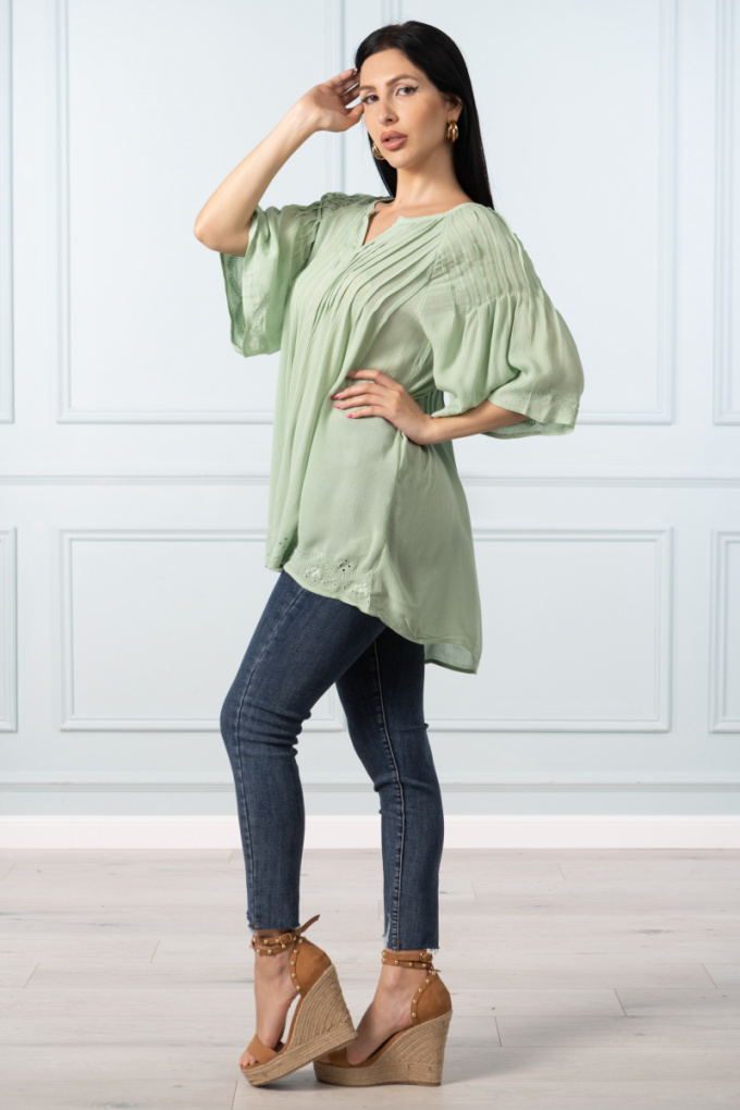 Дамска блуза в зелено със зашити харбали