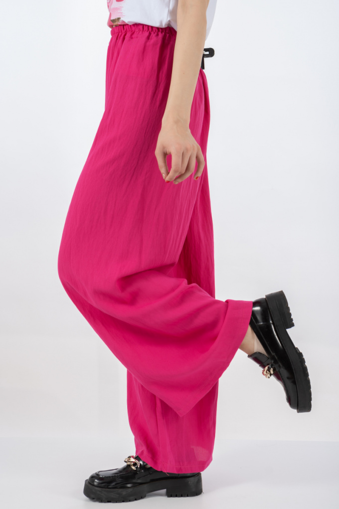 Дамски свободен модел панталон в цикламено розово с ластик в талията