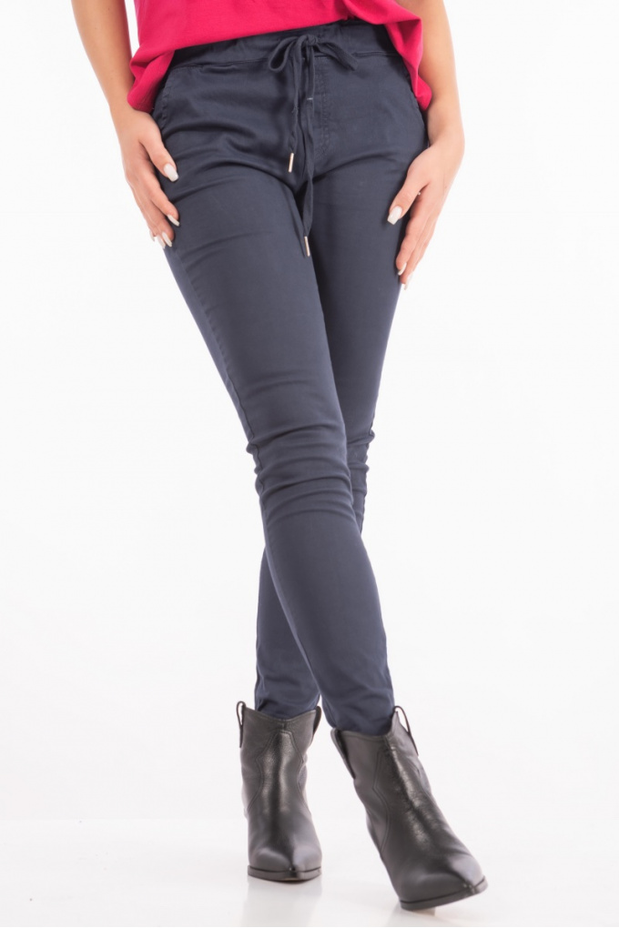 Дамски спортен панталон от памук в тъмносиньо с връзки и ластик на талията