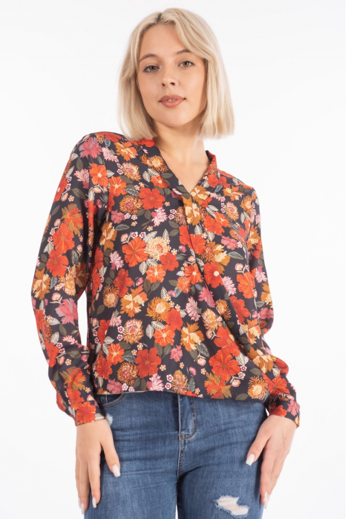 Дамска ефирна блуза в тъмносиньо с принт цветя