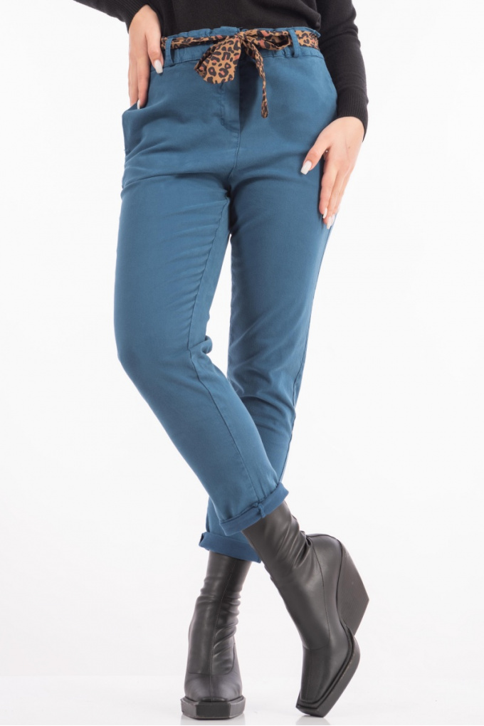 Дамски панталон от плътен памук в синьо с ластик в талията и цветен колан