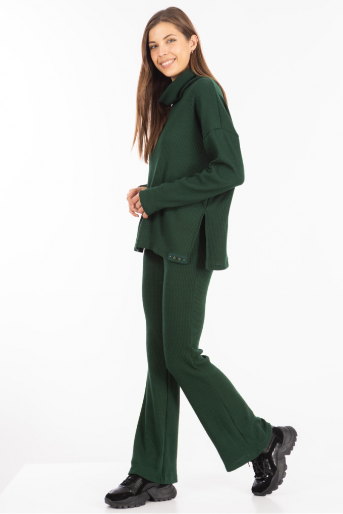 Дамски комплект от фино рипсено плетиво в зелено с блуза и панталон