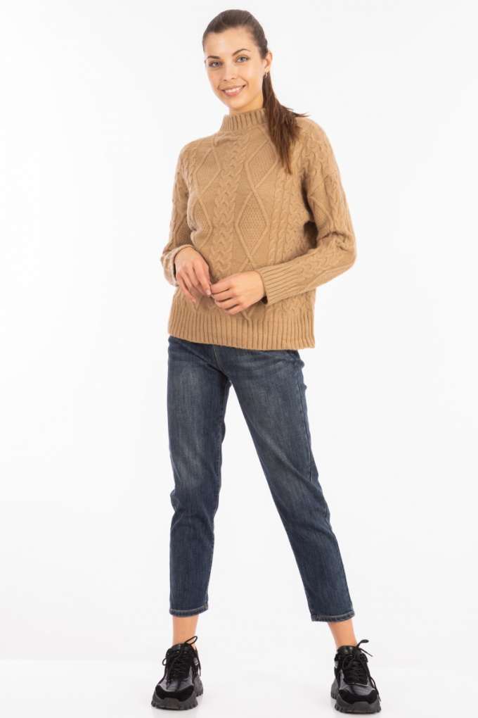Дамски пуловер в светлокафяво с красива плетка