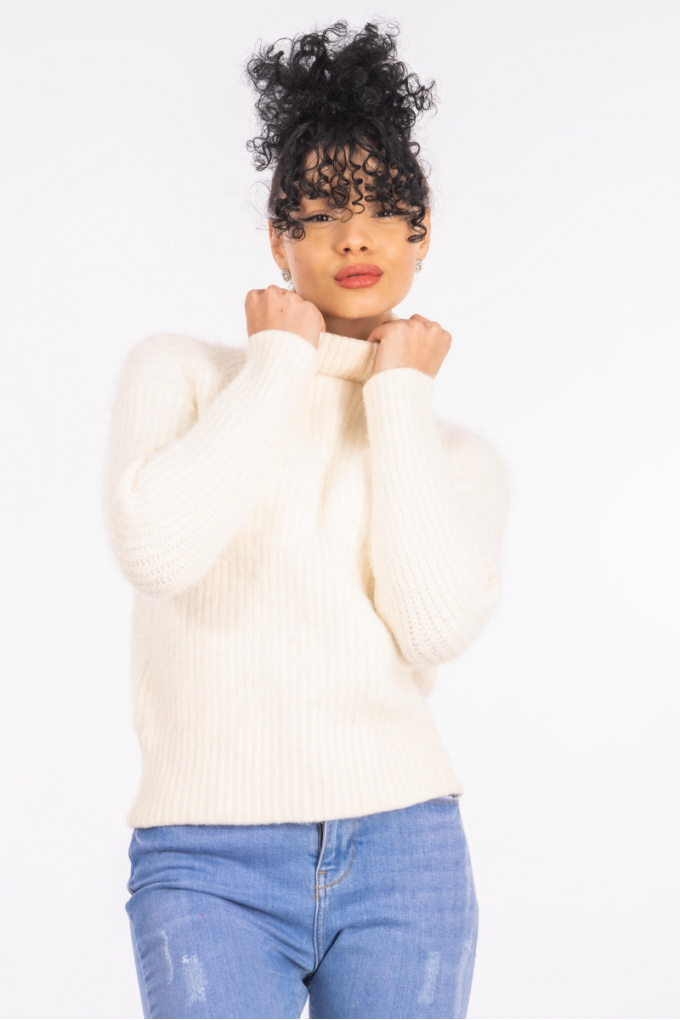 Дамски мъхест пуловер от едро плетиво в бяло с поло яка