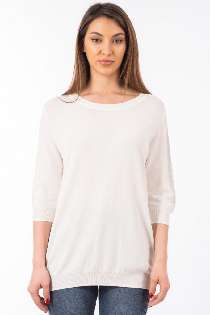 Дамска блуза от фино плетиво в бяло с лента ламе на ръкава