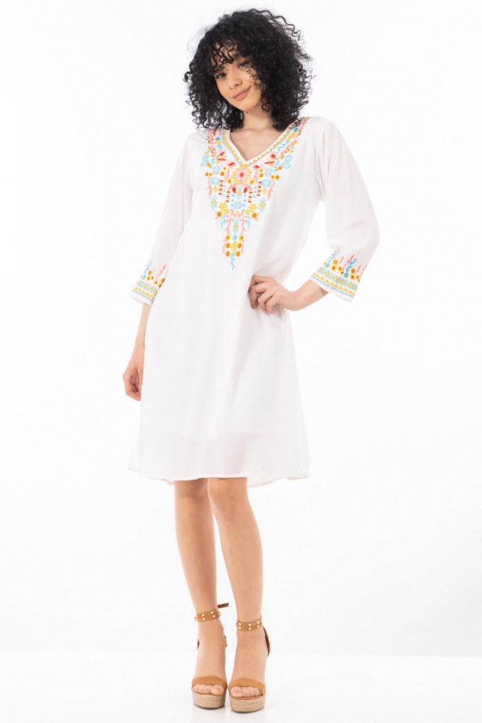 Индийска рокля в бяло с цветна етно бродерия по деколтето и ръкава
