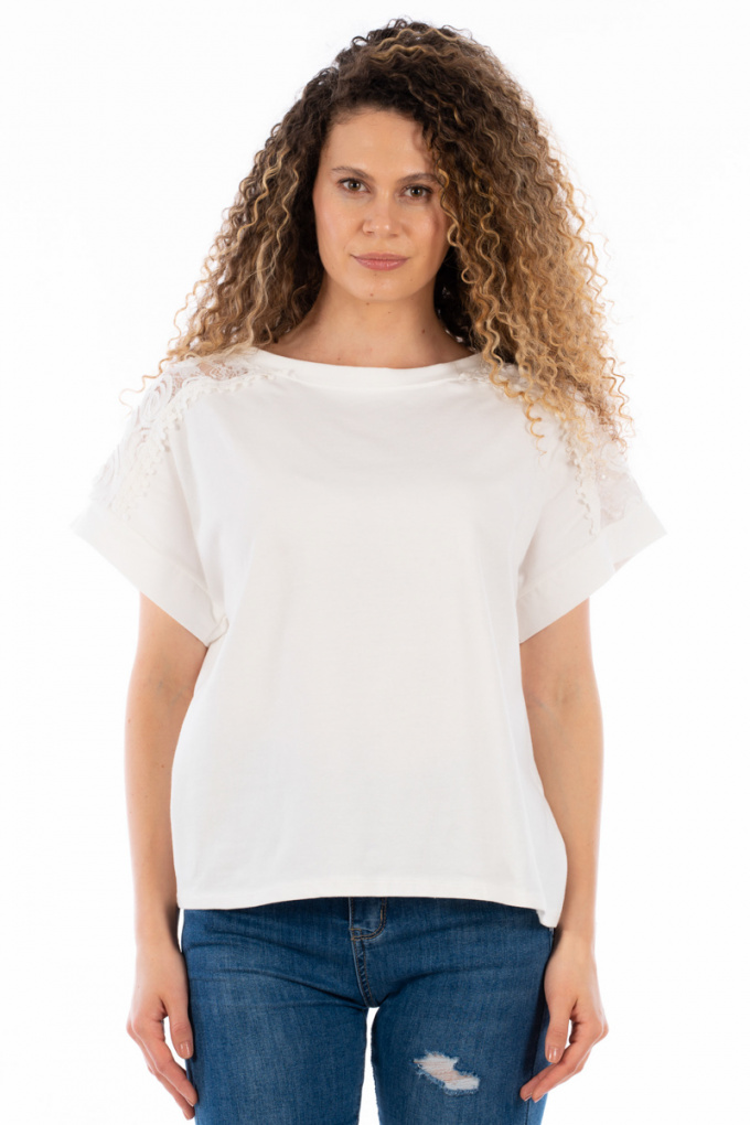 Дамска блуза в бяло с дантела на раменете