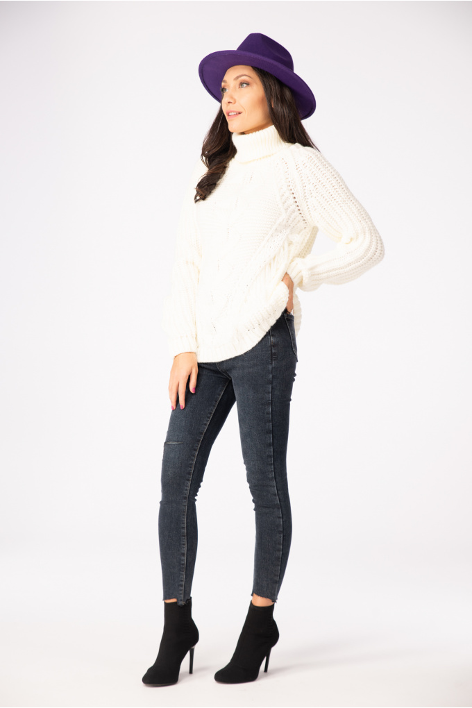 Дамски пуловер в бяло с плетка и ресни
