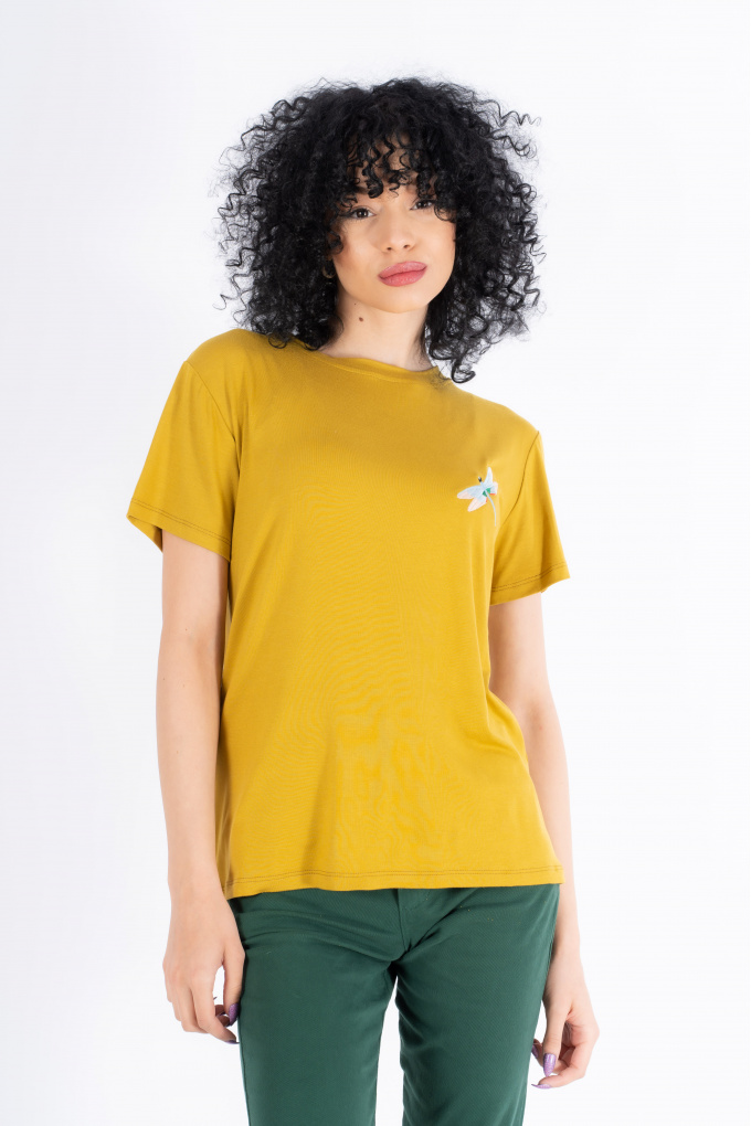 Дамска тениска в цвят горчица с бродирано водно конче