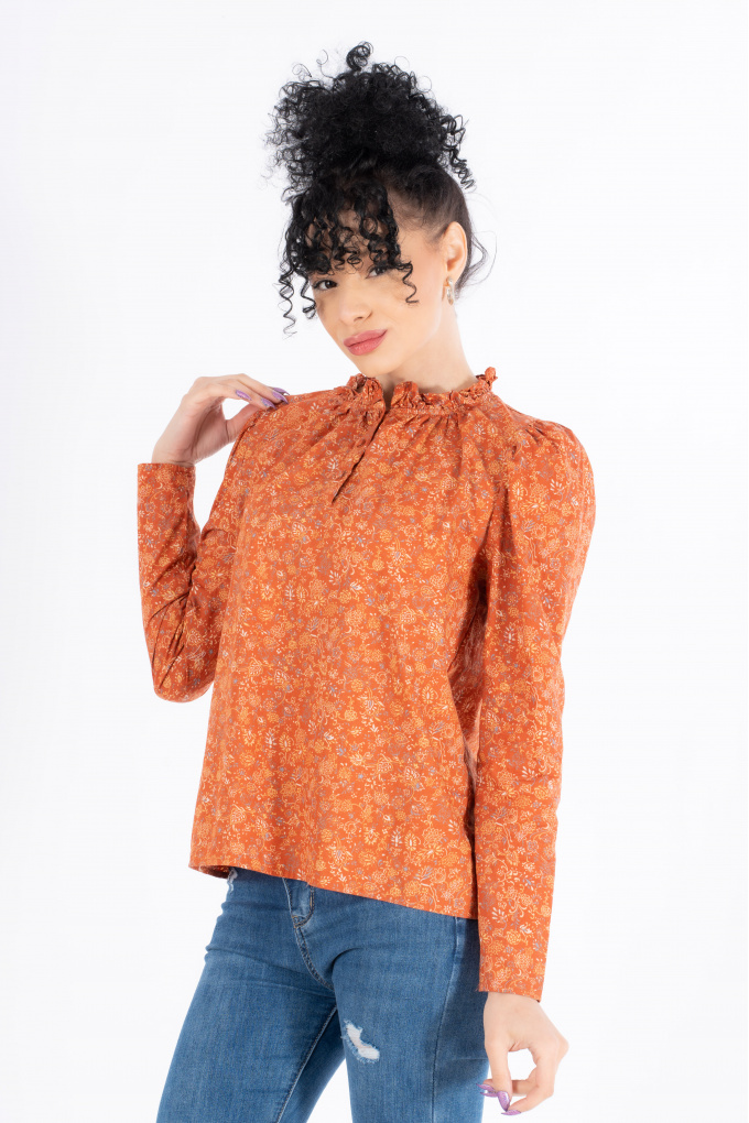 Дамска блуза от памук в цвят керемида с къдрички по деколтето и ситен принт