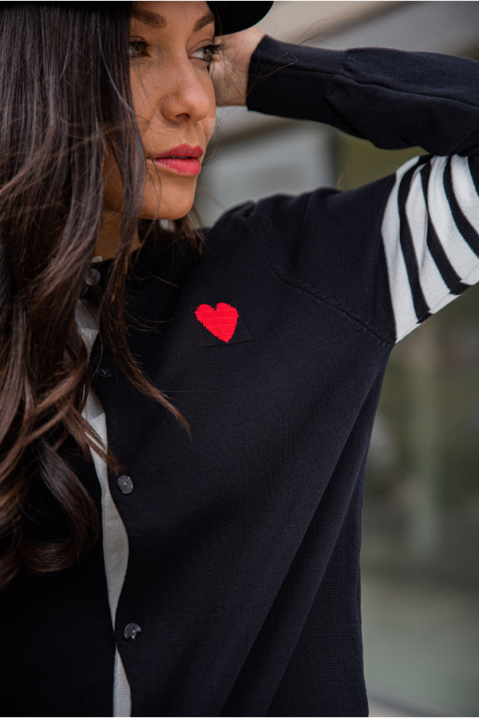 Дамска жилетка в черно от фино плетиво с червено сърце