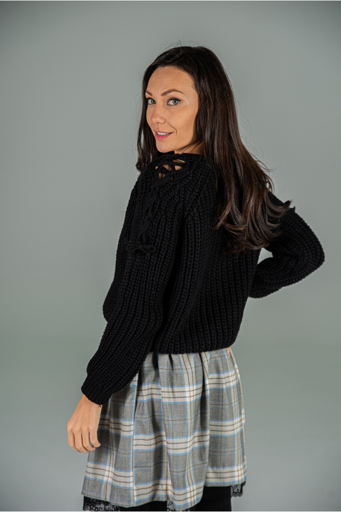 Дамски пуловер в черно с връзки на раменете