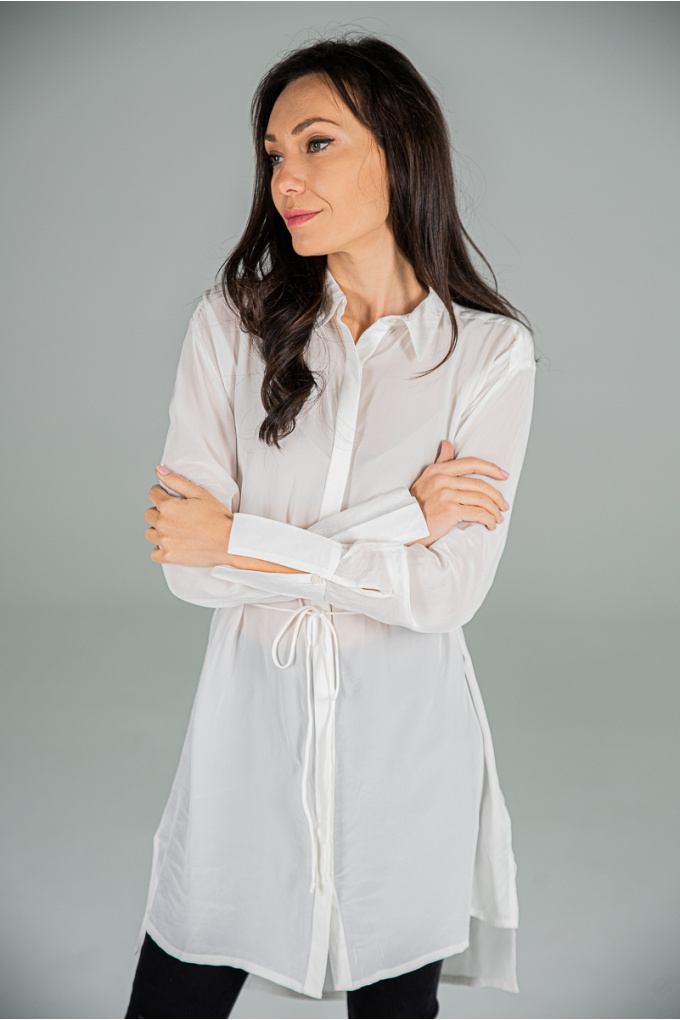 Дамска риза от вискоза в бяло издължен модел със скрито закопчаване