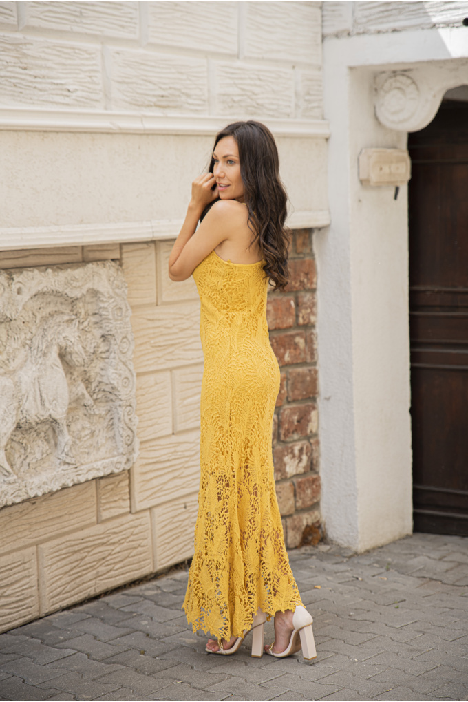 Дамска рокля с ефектна плетена дантела в жълто