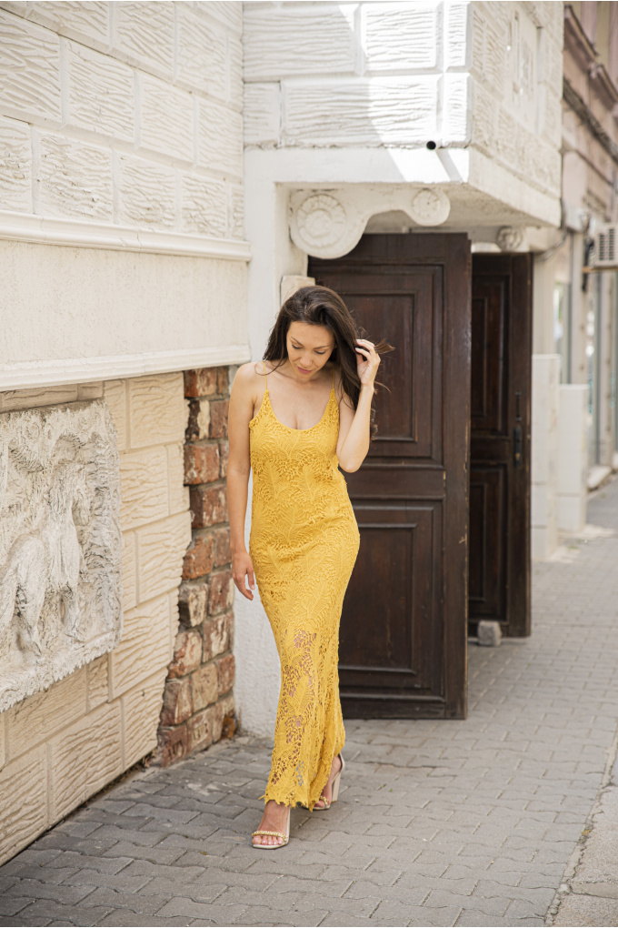Дамска рокля с ефектна плетена дантела в жълто
