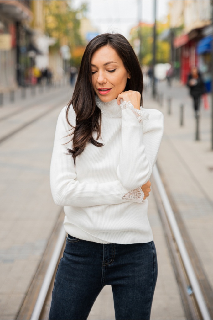 Дамски пуловер от фино плетиво в бяло, полуполо с дантела