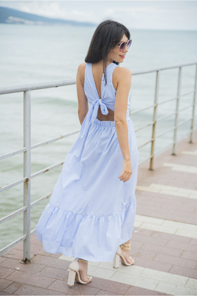 Дълга рокля с връзка на гърба и принт синьо-бяло райе