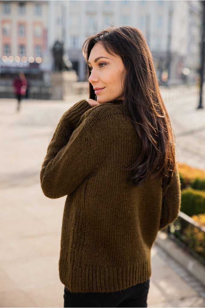 Дамски пуловер в цвят милитъри релефен ръб отпред