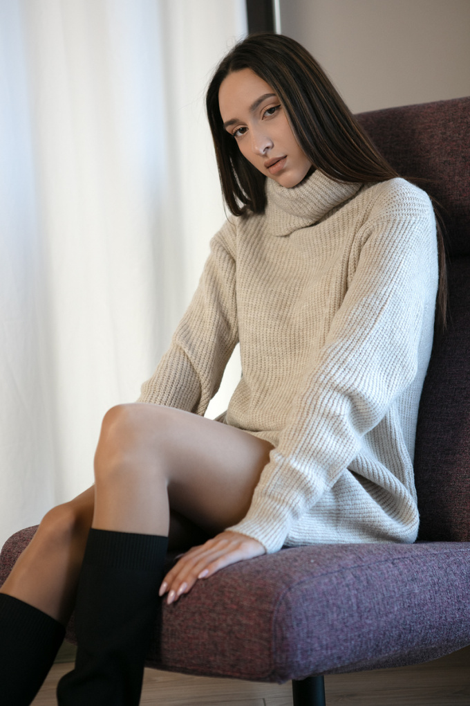 Дамски пуловер тип туника от едро плетиво в светлобежово с поло яка