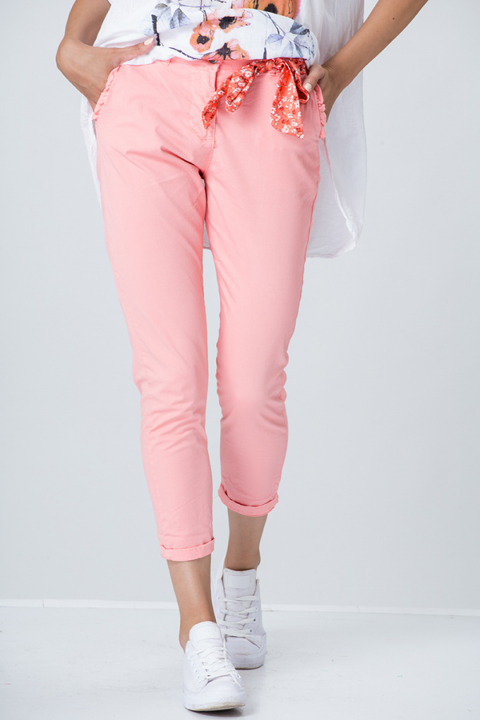 Памучен панталон в цвят сьомга със сатенен колан