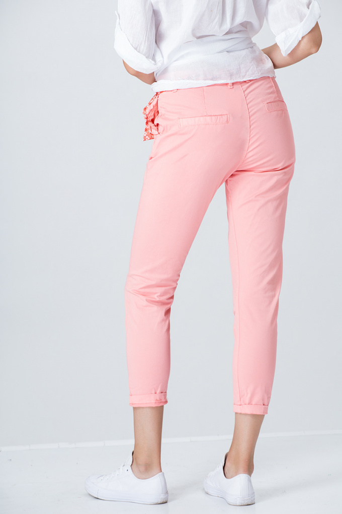 Памучен панталон в цвят сьомга със сатенен колан