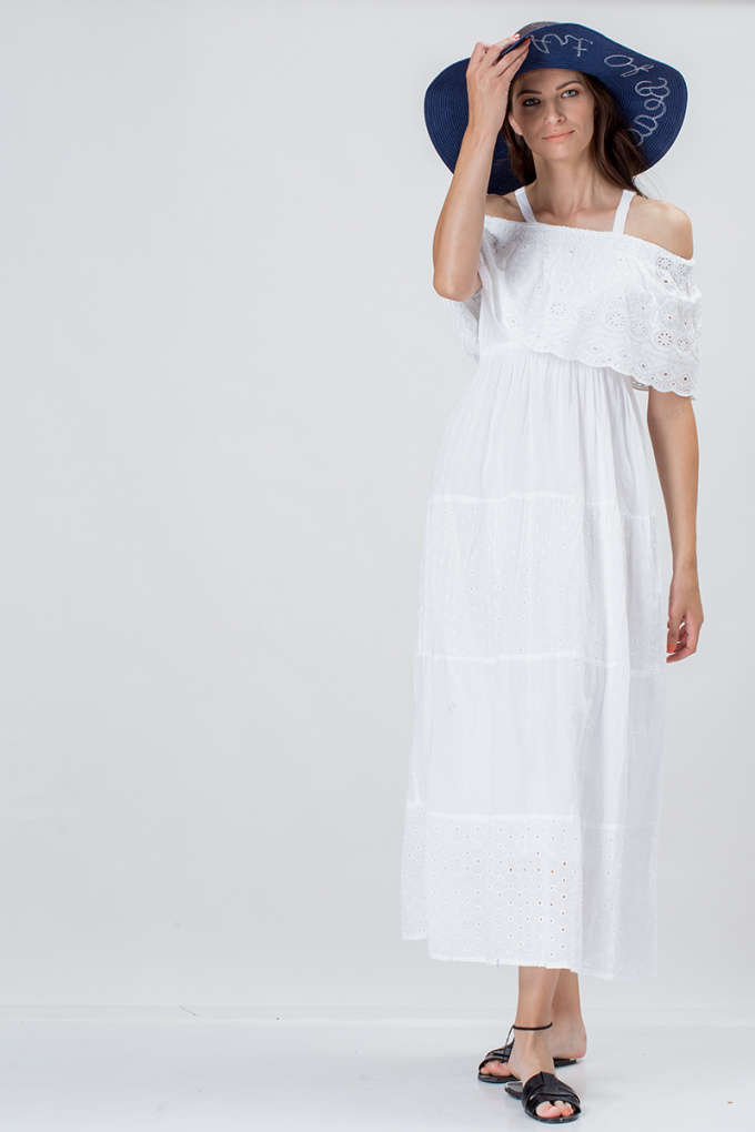 Дълга памучна рокля в бяло с волан по деколтето