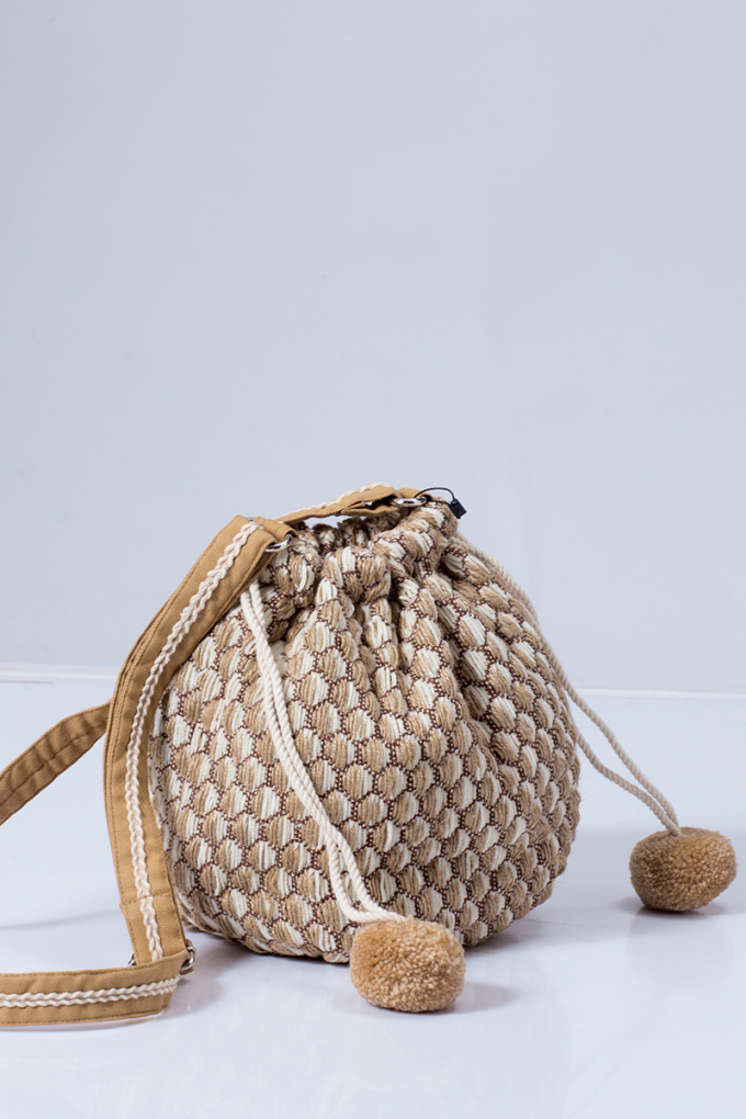 Дамска чанта от текстил с кафяво с пискюли