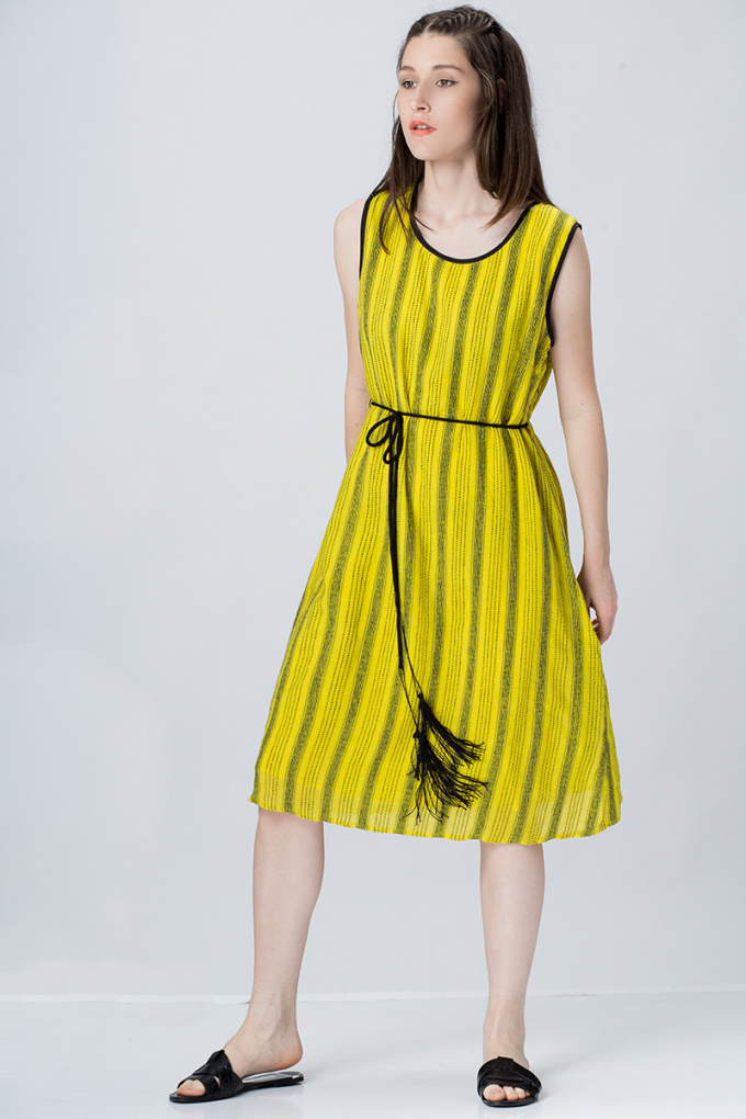 Памучна рокля в лимонено жълто и черни шевове по дължината