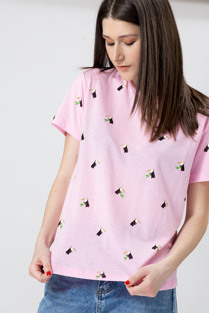 Тениска в розово с тукани
