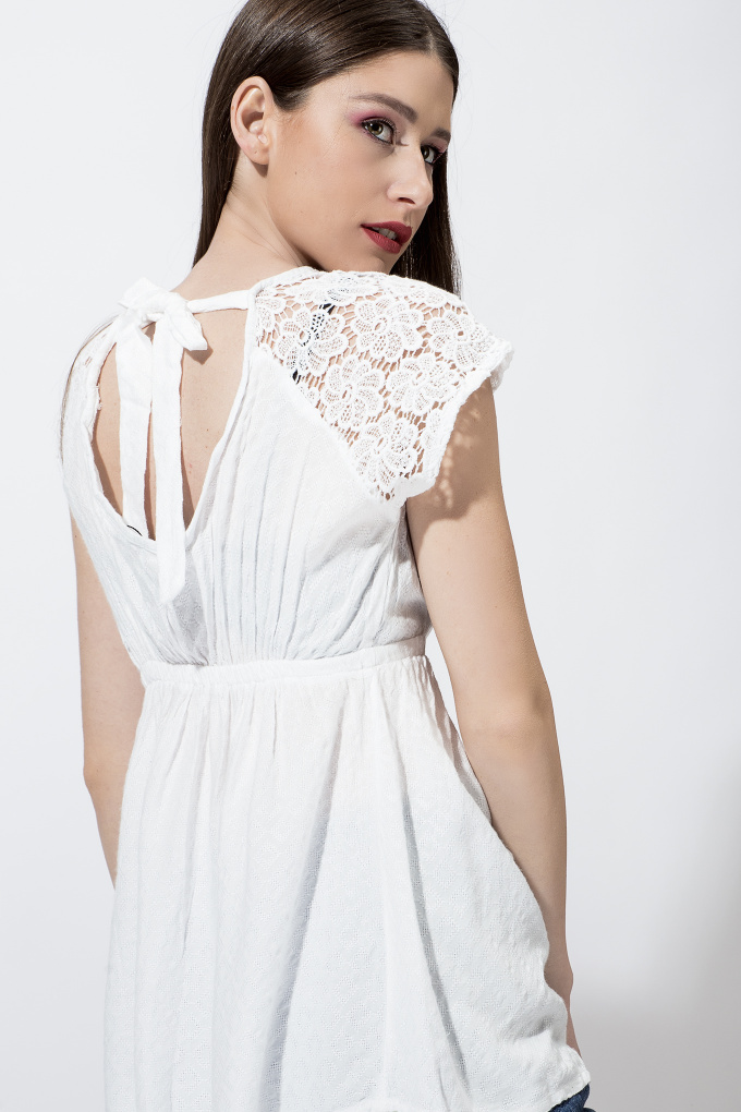 Дамска блуза в бяло с V- образен гръб и дантела