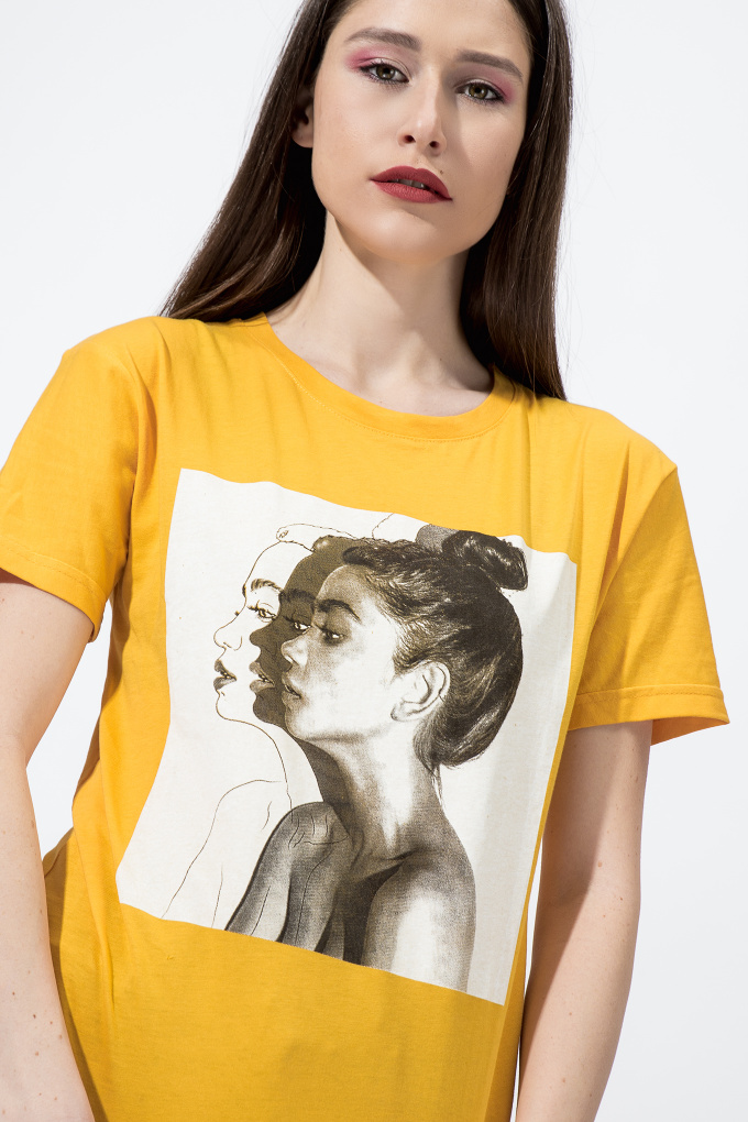 Дамска тениска в жълто с щампа лица