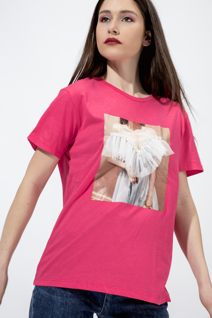 Тениска в циклама с щампа и декорация с тюл и перли