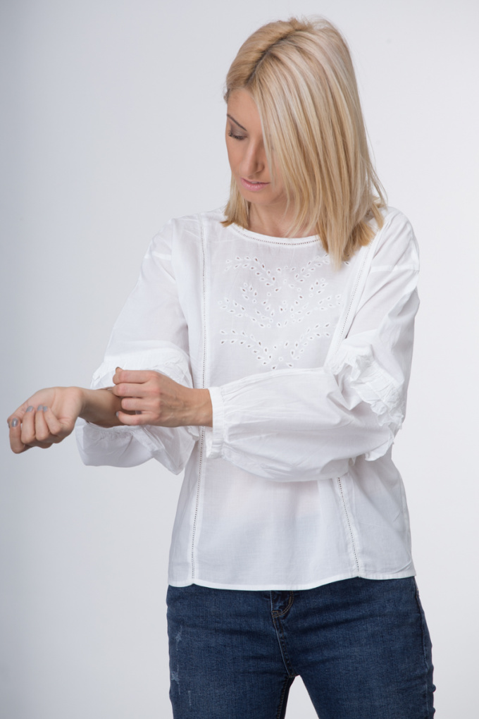 Памучна блуза в бяло с рязана бродерия в горната част