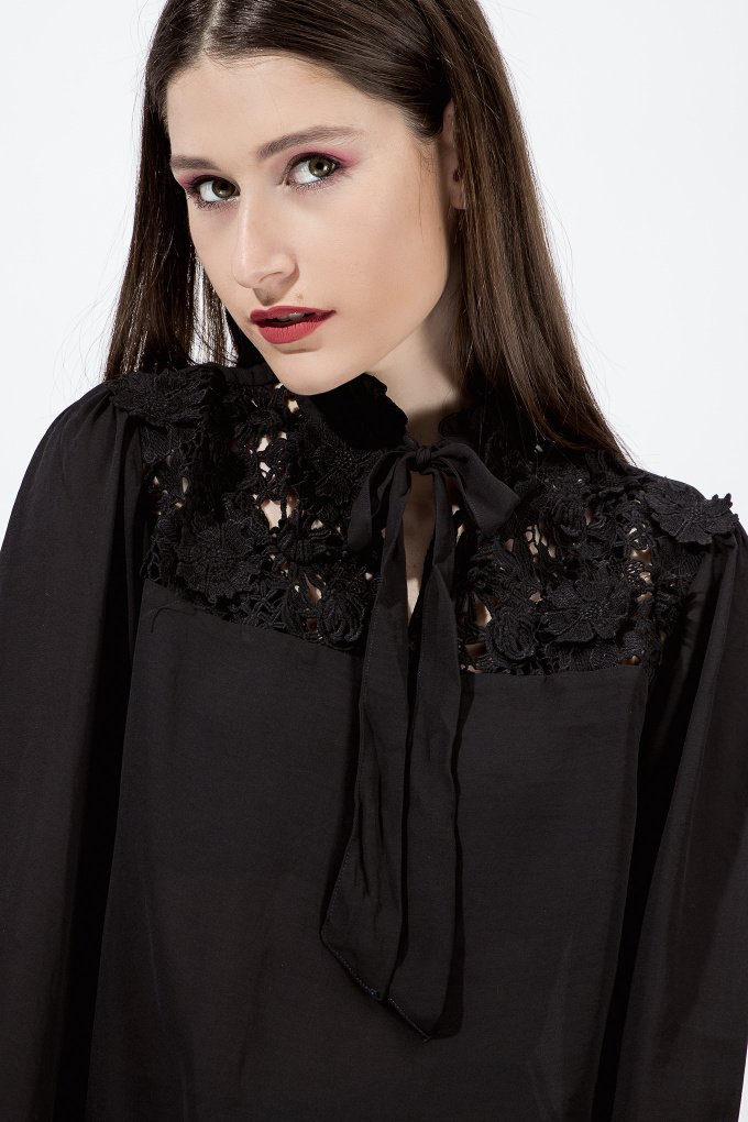 Ефирна блуза с едра дантела и връзка в черно